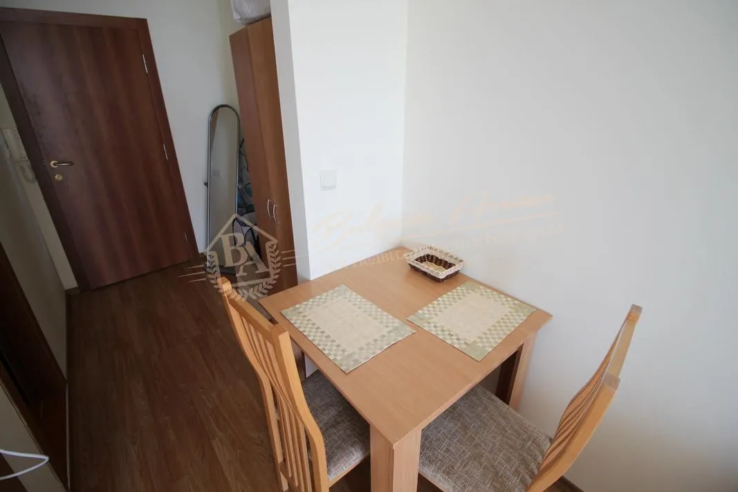 Меблированная студия с видом на море в метрах от пляжа в Равде