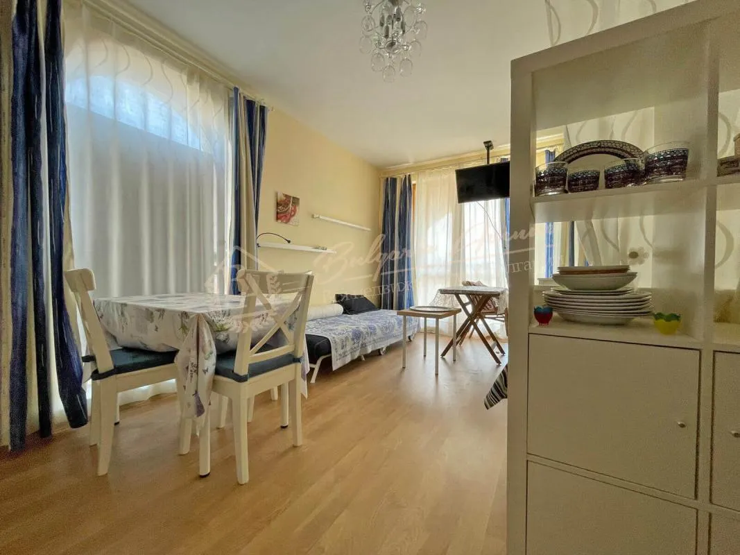 Студия в "Вилла Астория", Елените