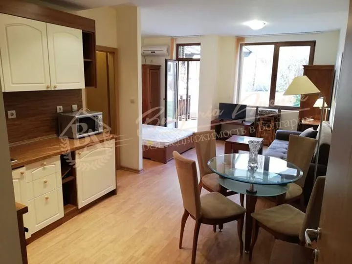 Просторная студия с английским двориком в элитном комплексе, г.Св.Влас