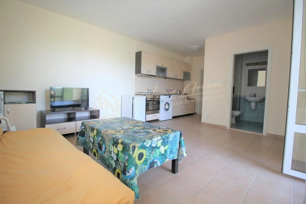 Апартамент с нишей для кухни и просторной террасой, к.Солнечный Берег