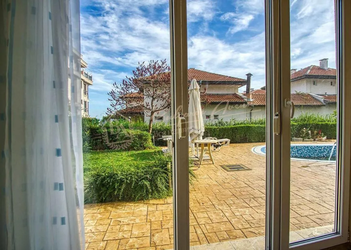 Двухкомнатная квартира с видом на море в 50 м от пляжа, Равда