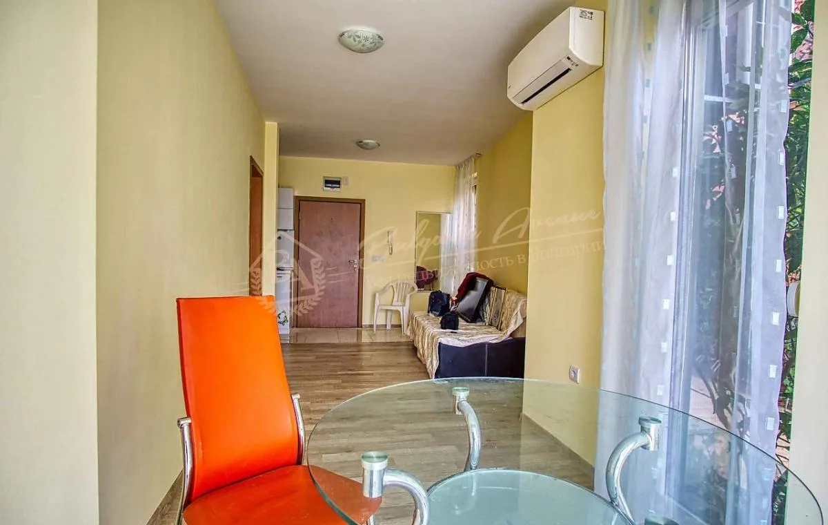 Двухкомнатная квартира с видом на море в 50 м от пляжа, Равда