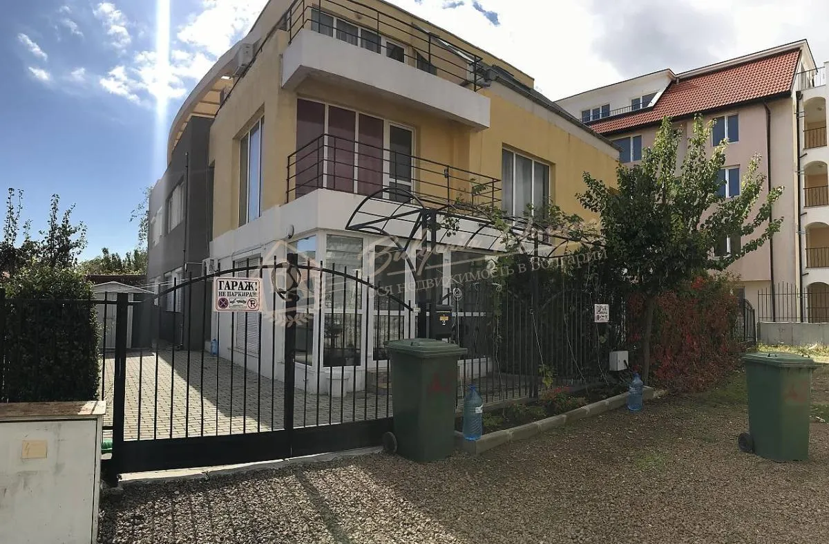 Двухкомнатная квартира в жилом доме в Равде без таксы поддержки