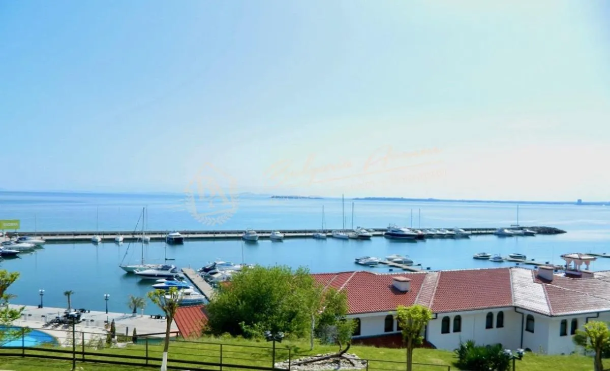 Двухкомнатная квартира с видом на море в центральной части Святого Власа