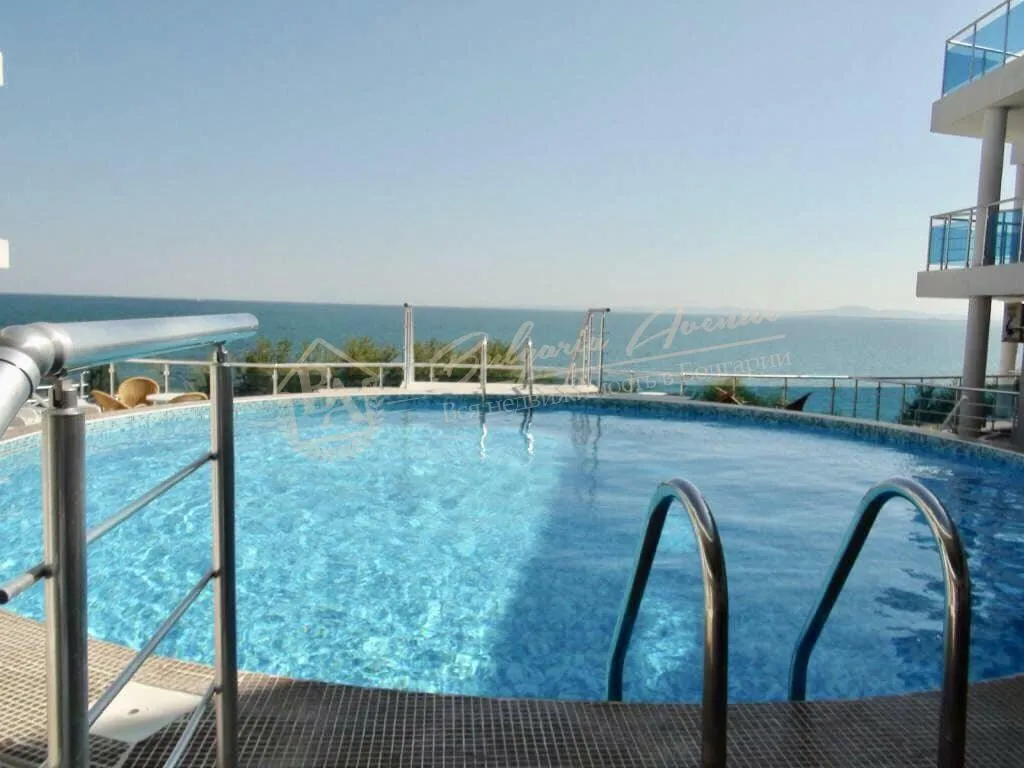 Апартамент с 1 спальней с видом на море на 1 линии, Равда