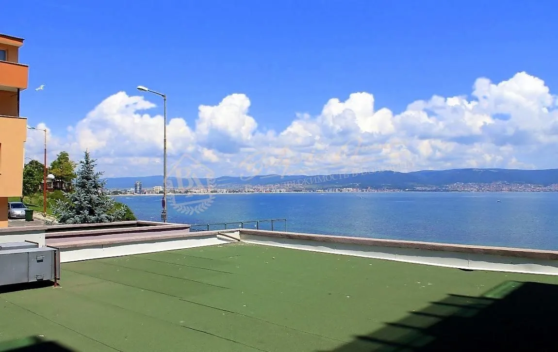 Двухкомнатная квартира с видом на море доме на первой линии в г.Несебър