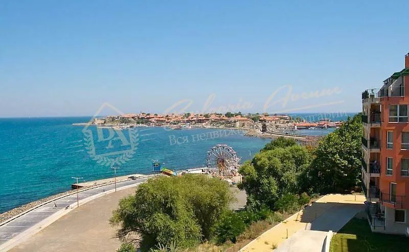 Двухкомнатная квартира с видом на море доме на первой линии в г.Несебър