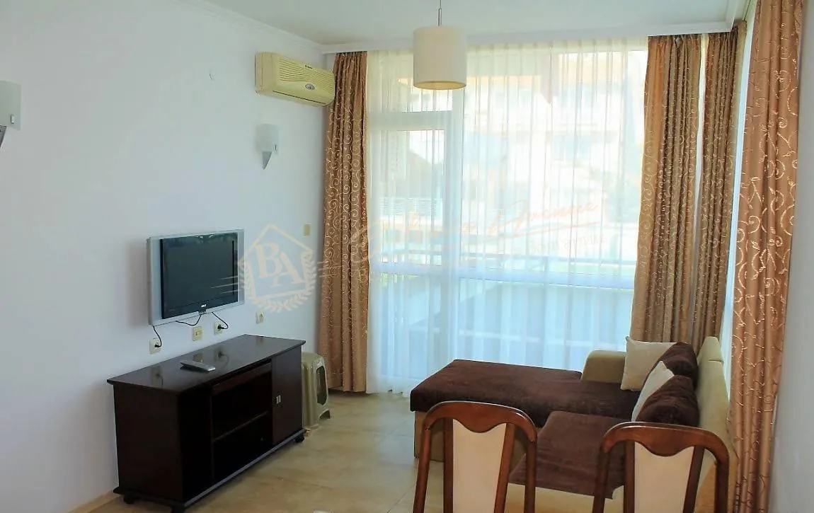 Двухкомнатная квартира с видом на море доме на первой линии в г.Несебър