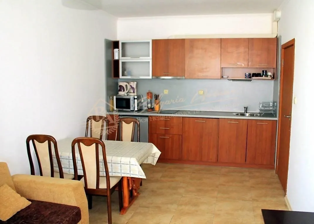 Двухкомнатная квартира с видом на море доме на первой линии в г.Несебър