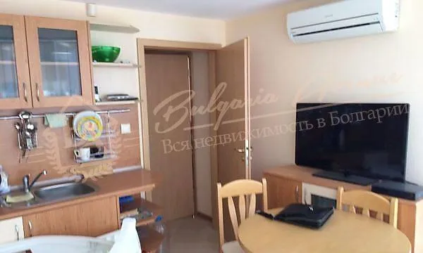 Двухкомнатная квартира в жилом доме с видом на море, Равда