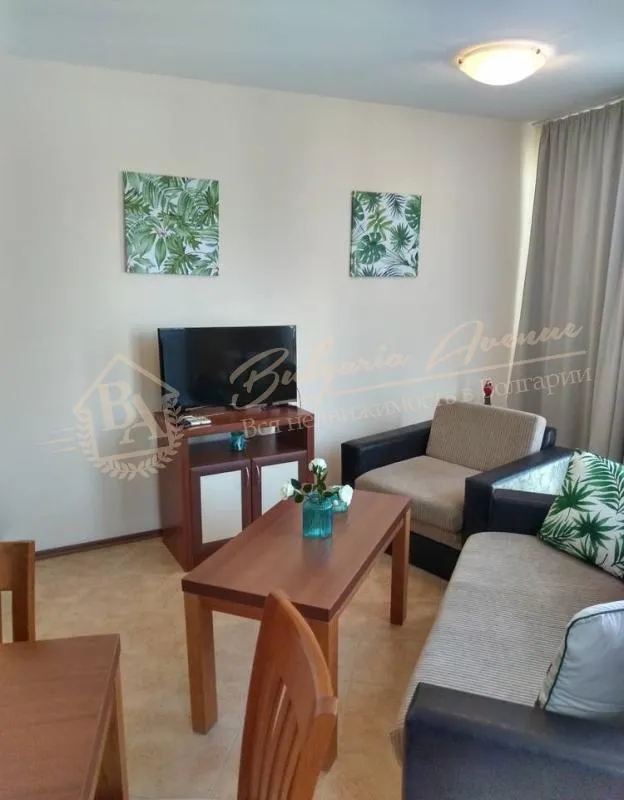 Уютная двухкомнатная квартира с французскими окнами на Солнечном берегу