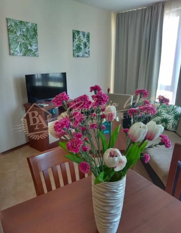 Уютная двухкомнатная квартира с французскими окнами на Солнечном берегу