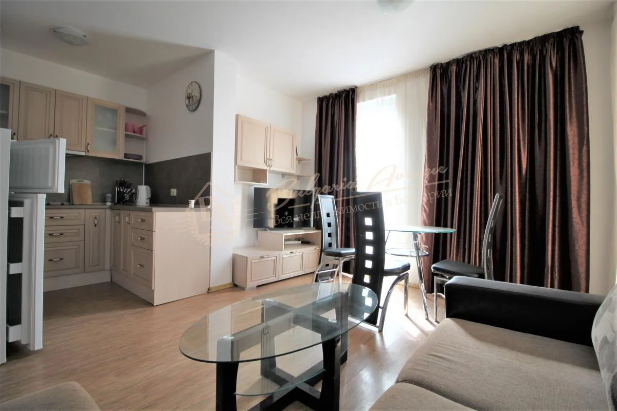 Апартамент с 1 спальней с нишей для кухни, большие окна, к.Солнечный Берег