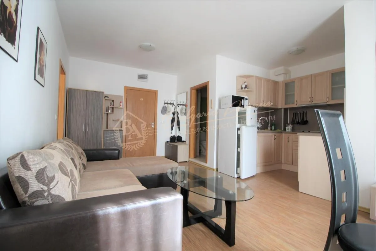 Апартамент с 1 спальней с нишей для кухни, большие окна, к.Солнечный Берег