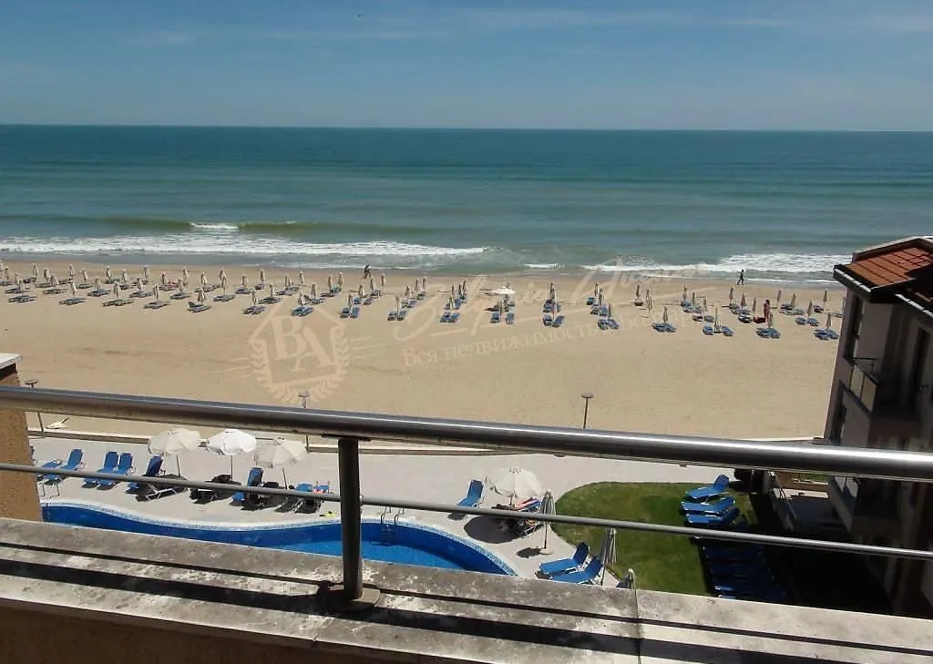 Просторная двухкомнатная квартира с видом на море на первой линий, г.Обзор