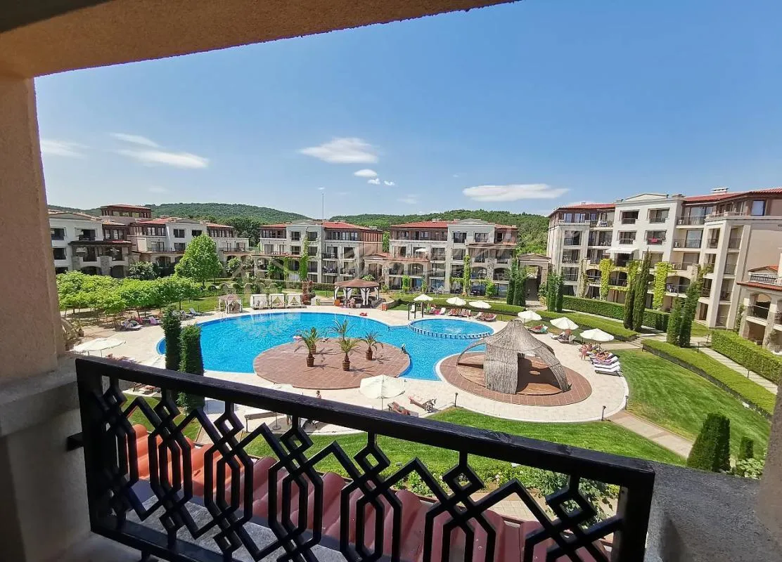 Двухкомнатная квартира с мебелью на первой линии в Green Life в г.Созополь