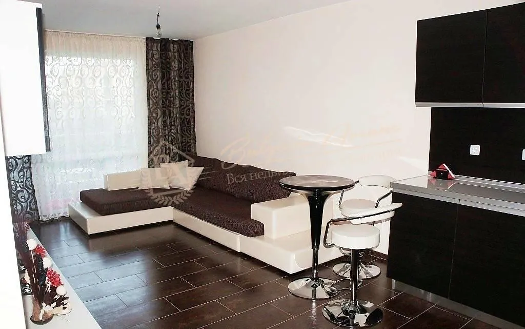 Двухкомнатная меблированная квартира на побережье в Равде