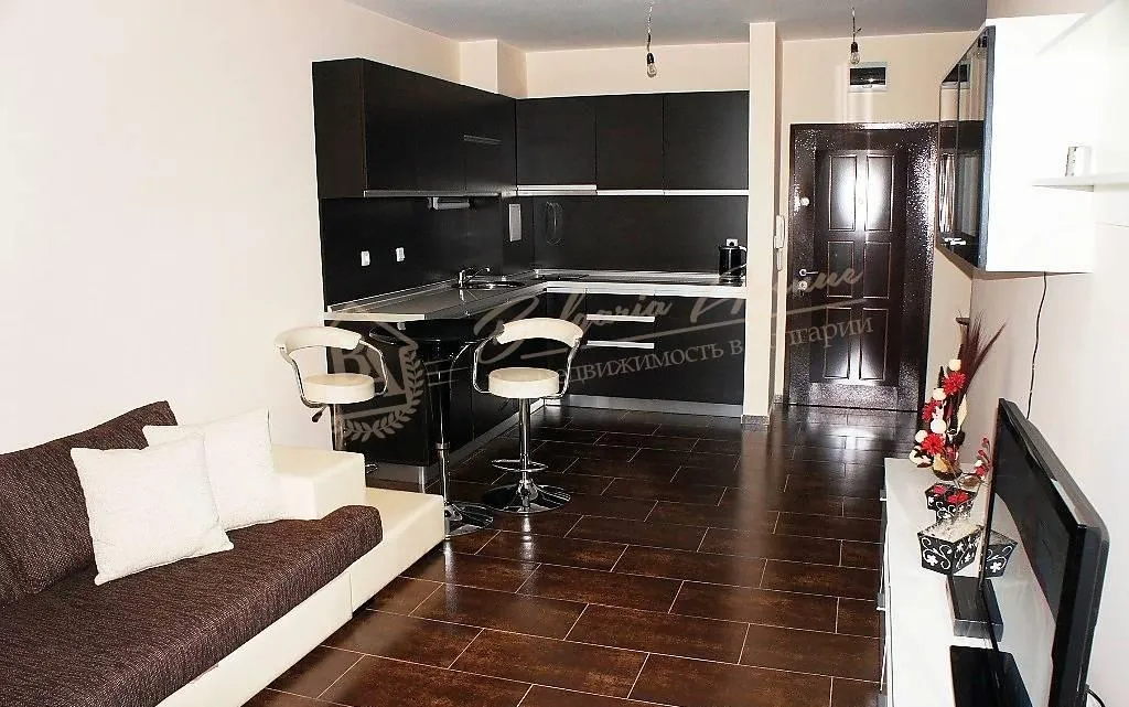 Двухкомнатная меблированная квартира на побережье в Равде