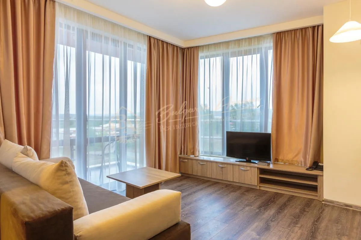 Светлый апартамент с 1 спальней с французскими окнами в к.Солнечный берег