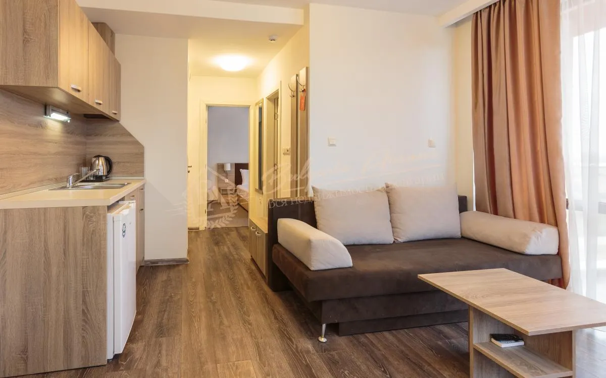 Светлый апартамент с 1 спальней с французскими окнами в к.Солнечный берег