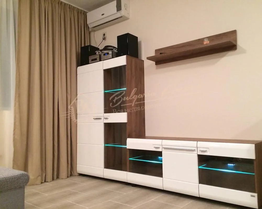 Новый, меблированный апартамент с 1 спальней в 100м от моря в Равде