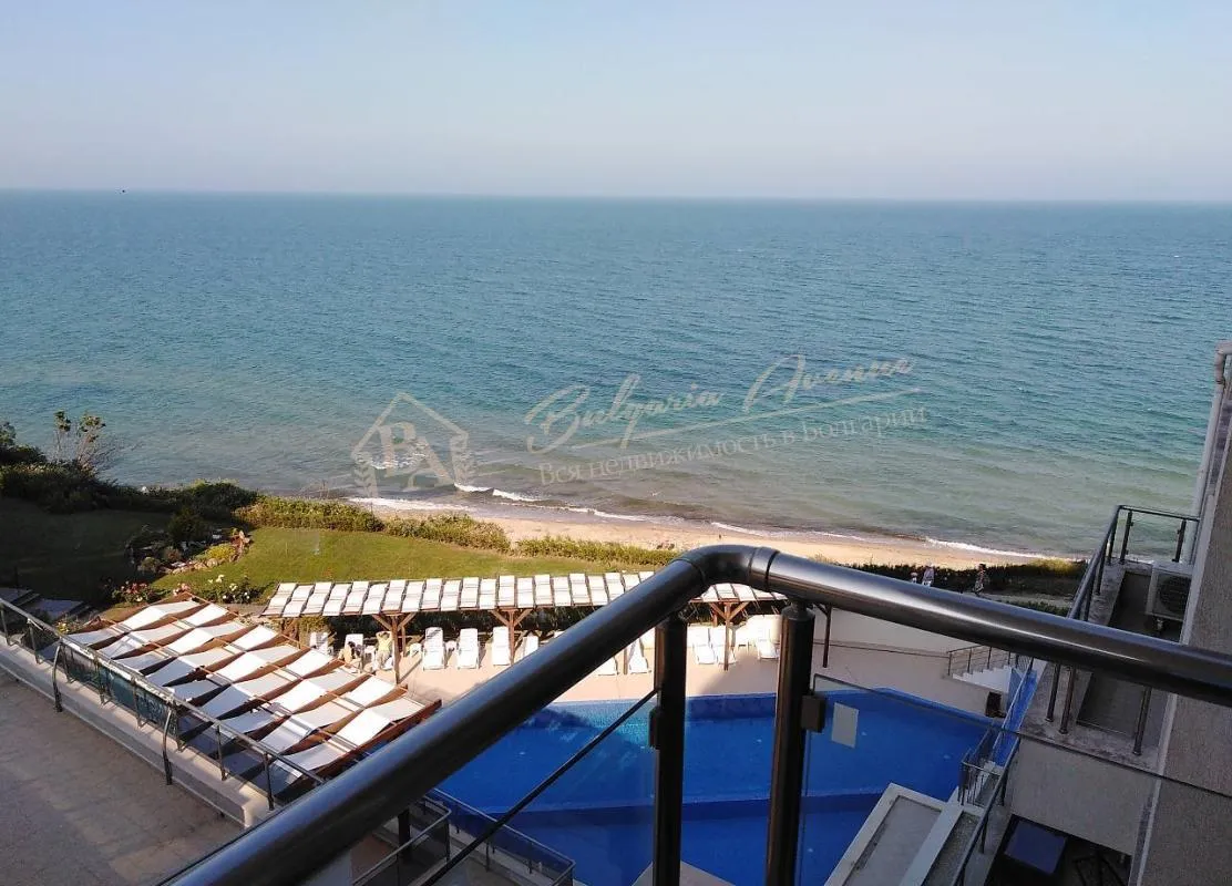 Двухкомнатная,дизайнерская квартира с видом на море на первой линии в г.Бяла