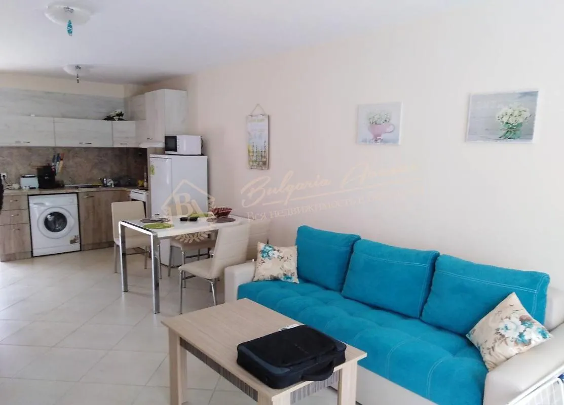 Двухкомнатная,дизайнерская квартира с видом на море на первой линии в г.Бяла