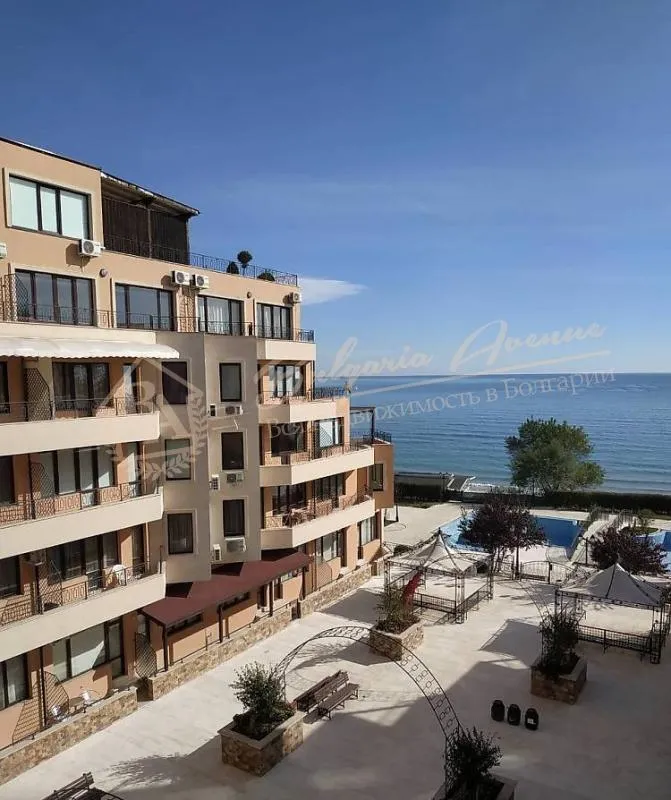 Двухкомнатная квартира на 1 линии в комплексе Рич 2 в Равде