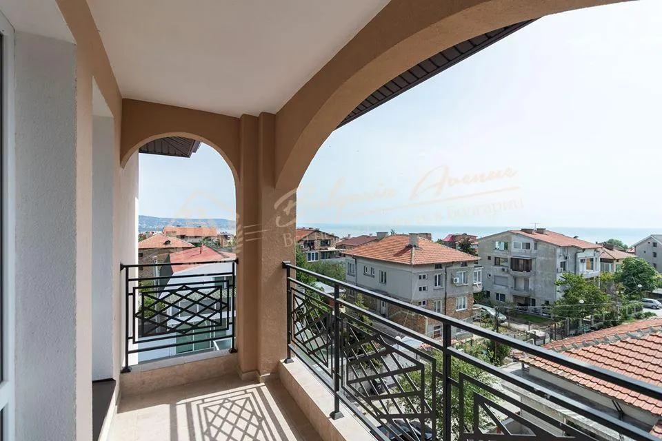 Двухкомнатная квартира в спальном районе в г.Варна. Есть вид на море.