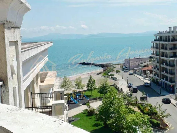 Двухкомнатная квартира с видом на море на первой линии в г. Поморие