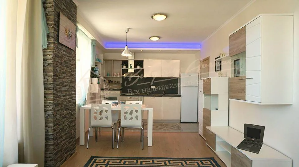 Просторная, дизайнерская двухкомнатная квартира в жилом доме г.Варна