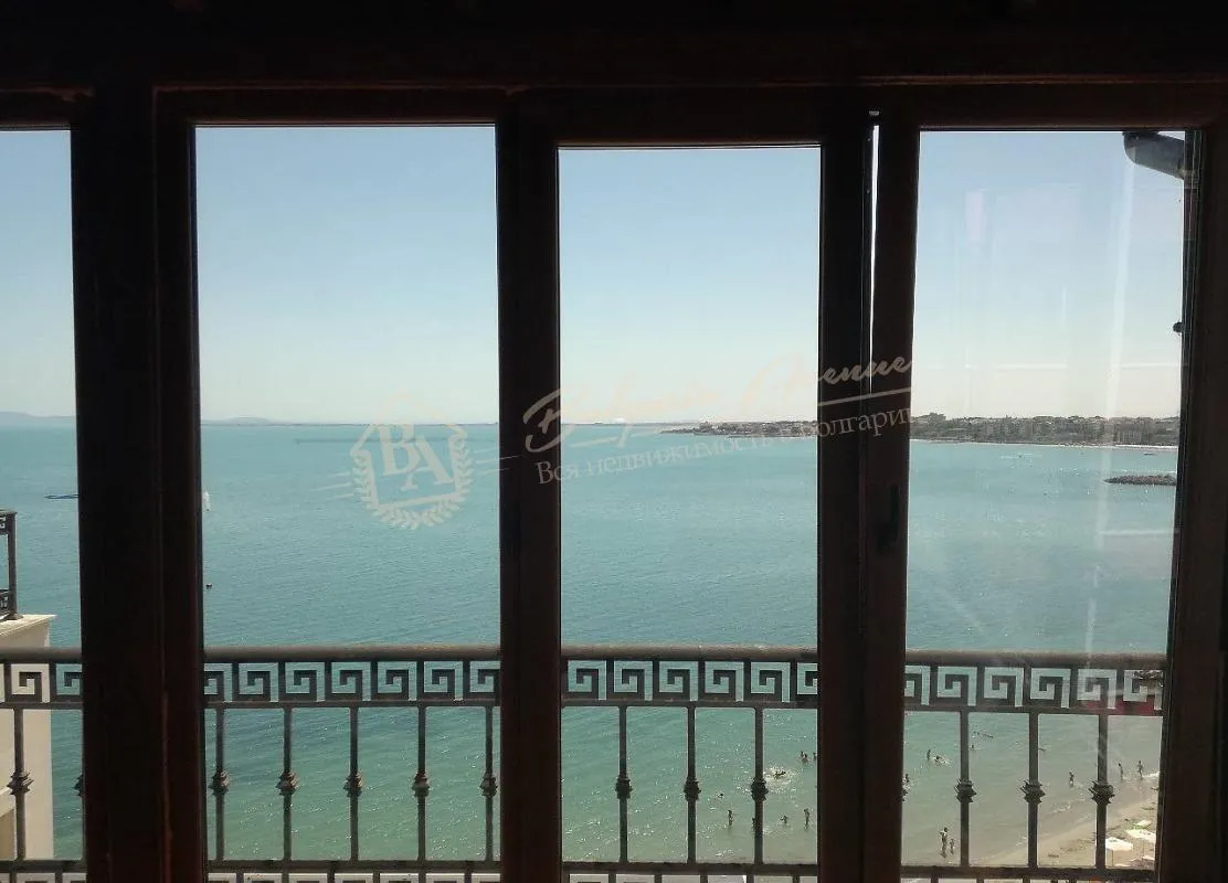 Квартира на первой линии с видом на море и просторной террасой в г.Несебр