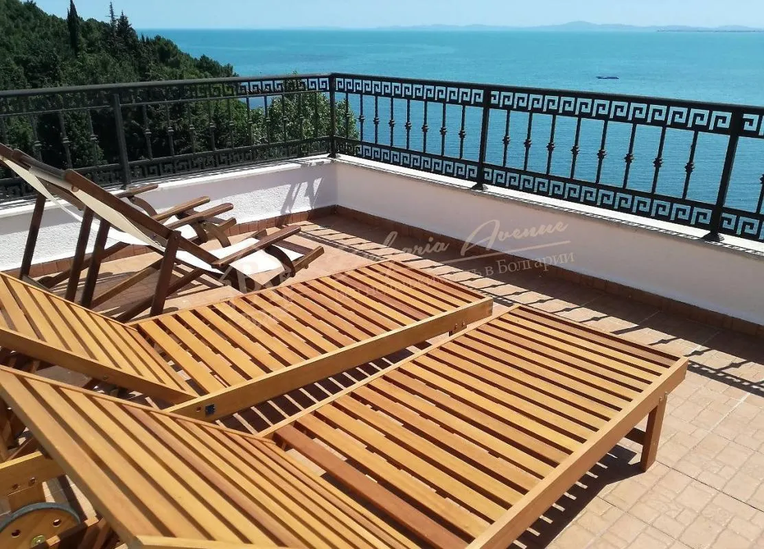 Квартира на первой линии с видом на море и просторной террасой в г.Несебр