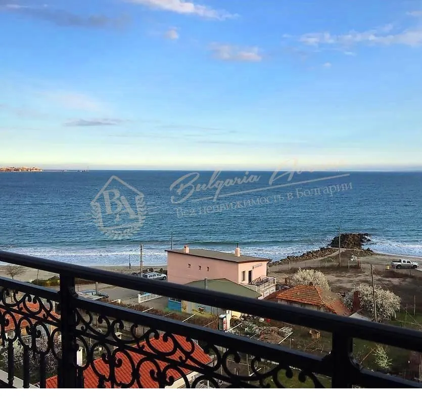 Просторная, двухкомнатная квартира на первой линии в городе Поморие