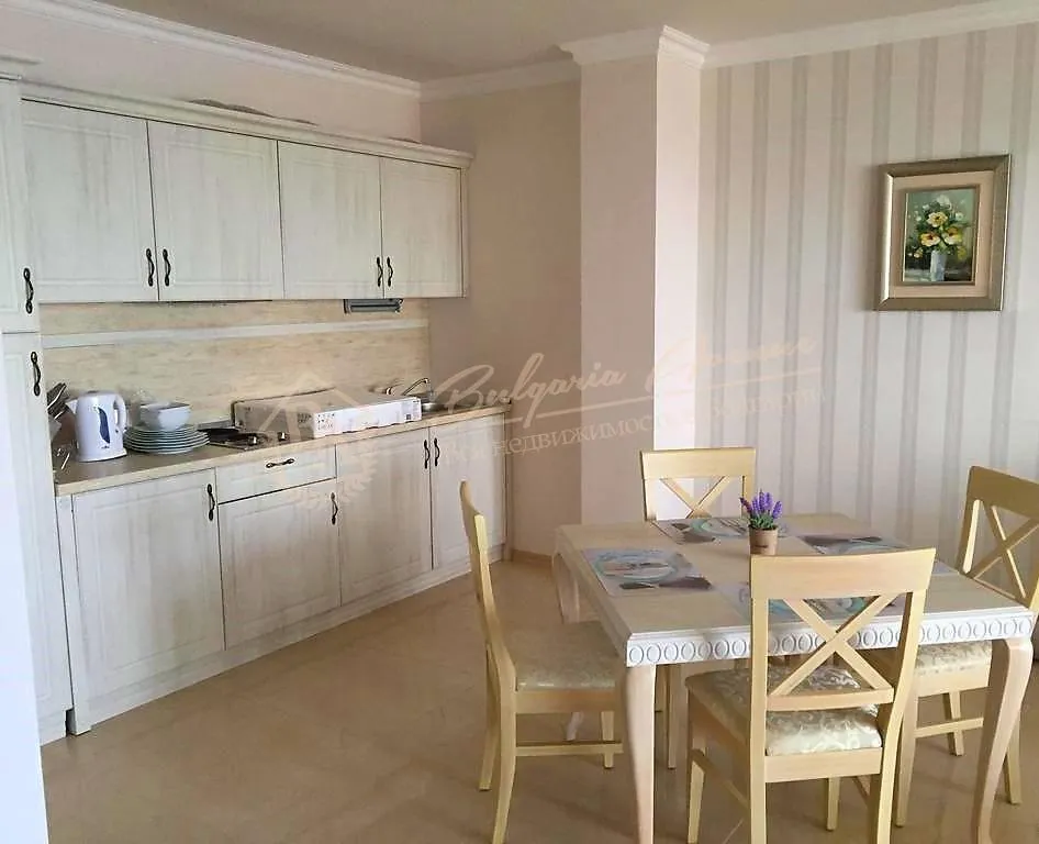 Просторная, двухкомнатная квартира на первой линии в городе Поморие