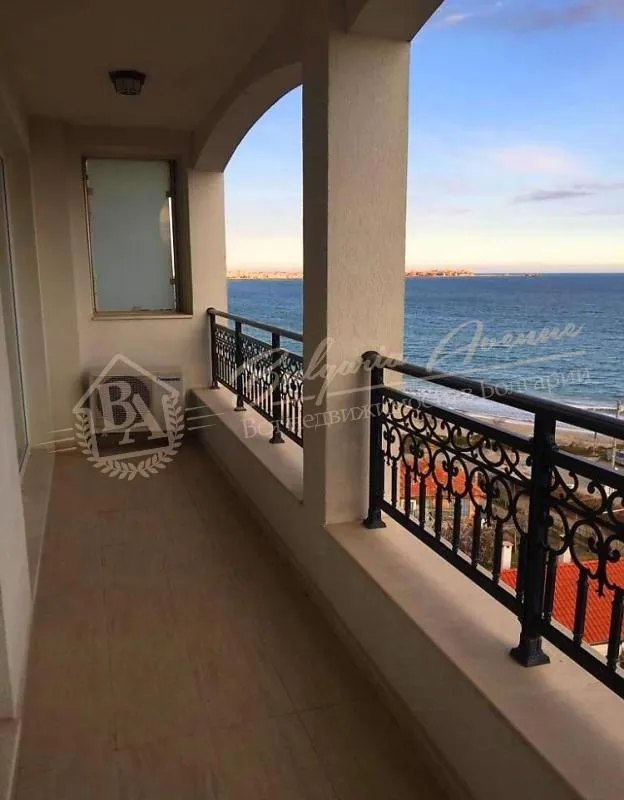 Просторная, двухкомнатная квартира на первой линии в городе Поморие