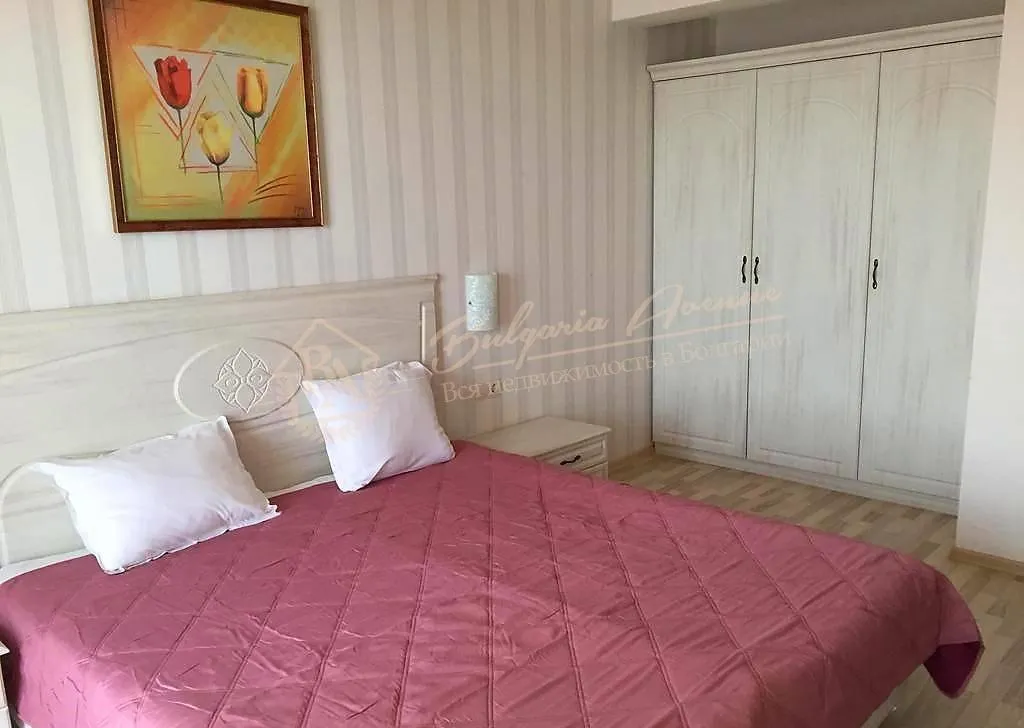 Просторная, двухкомнатная квартира на первой линии в городе Поморие