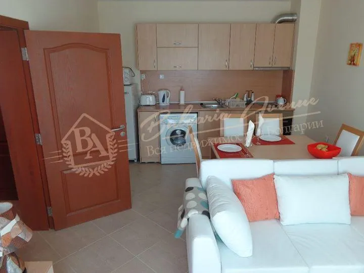 Трехкомнатная квартира с мебелью в закрытом комплексе, к.Солнечный Берег