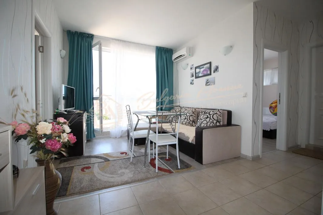 Трехкомнатная квартира с просторной террасой и видом на город в г.Несебр