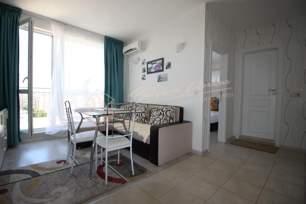 Трехкомнатная квартира с просторной террасой и видом на город в г.Несебр