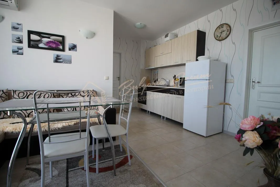 Трехкомнатная квартира с просторной террасой и видом на город в г.Несебр