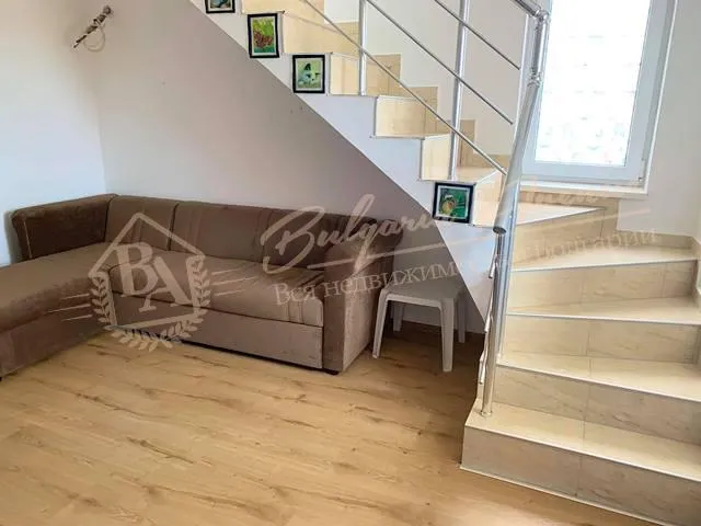 Двухэтажная, трехкомнатная квартира на второй линии, в к. Солнечный берег