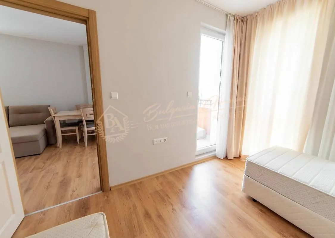 Трехкомнатная квартира в жилом доме с видом на море в Равде