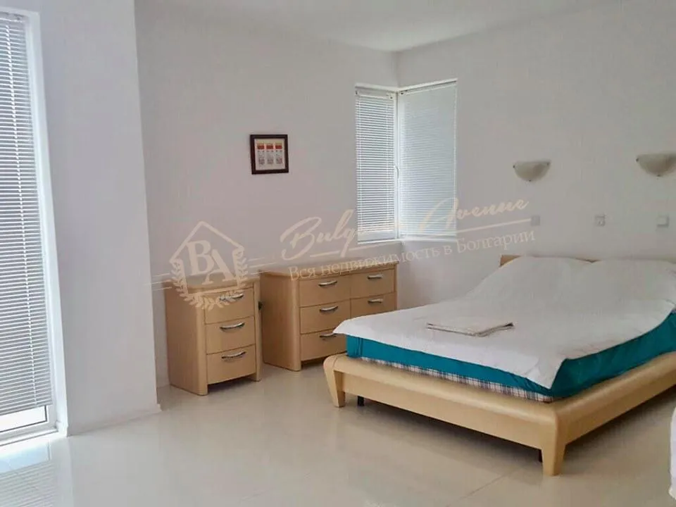 Прекрасно мебелированная трехкомнатная квартира на Солнечном берегу в 5 мин от пляжа