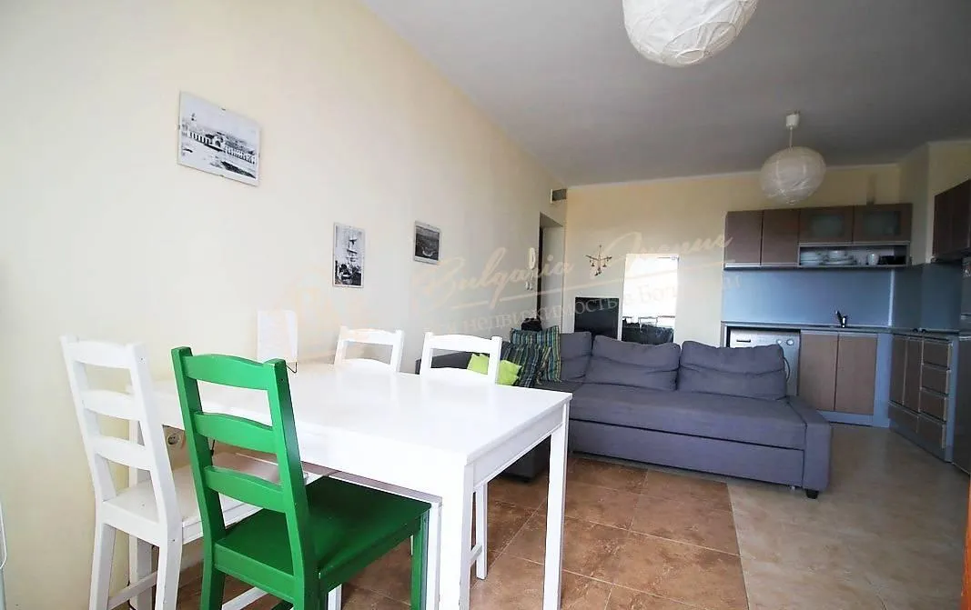 Просторный апартамент с 2 спальнями в 120 м от моря в Равде