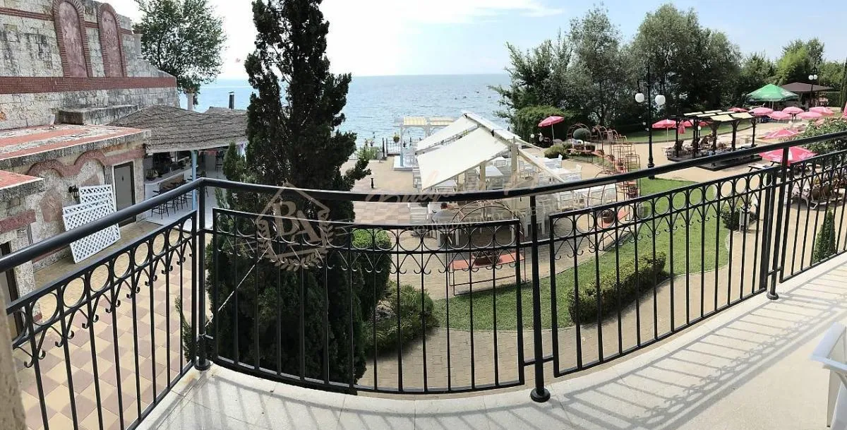 Элитная трехкомнатная квартира в комплексе на 1 линии в Елените