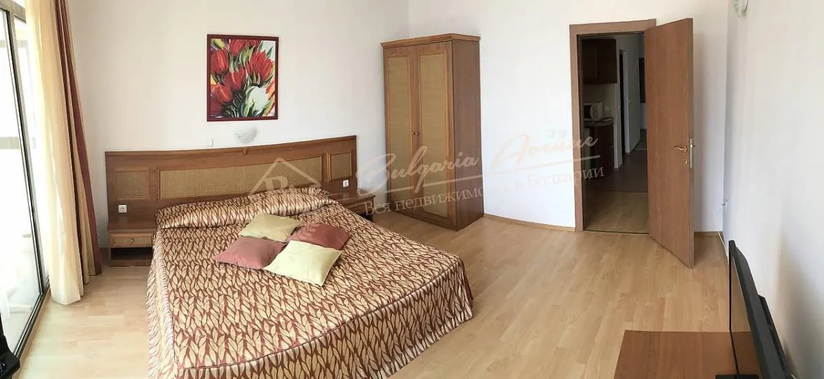 Элитная трехкомнатная квартира в комплексе на 1 линии в Елените