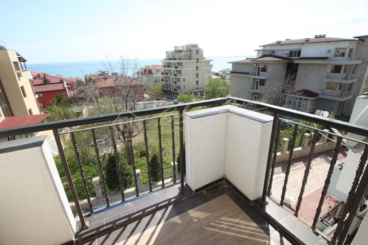 Трехкомнатная квартира в 200 метров от пляжа в г.Св.Влас