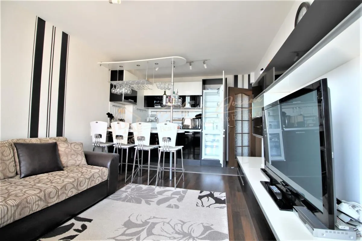 Трехкомнатная квартира в 200 метров от пляжа в г.Св.Влас