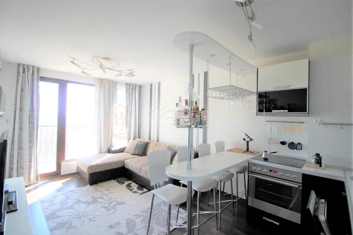 Трехкомнатная квартира в 200 метров от пляжа в г.Св.Влас